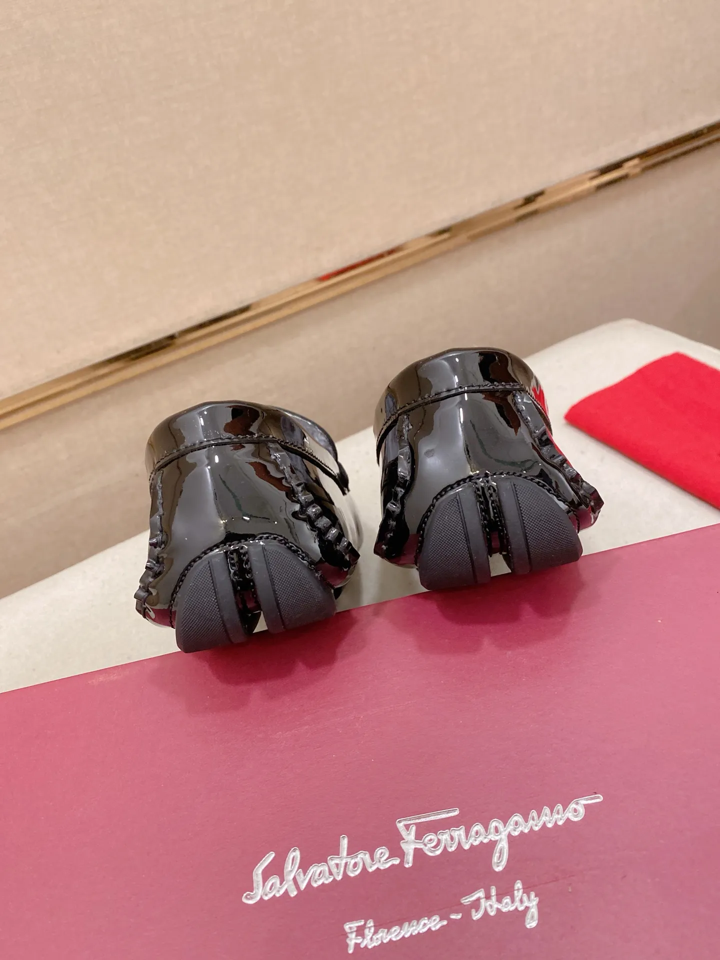 Factory price: 540💰High-end quality! Ferragamo🆕🆕Exclusive hot-selling products in stock🔥🔥New products on the shelves, high-quality Ferragamo men's pea shoes, high-end casual driving shoes, with complete packaging! 💪 💪 Material: imported first-layer cowhide 🐂 + imported high-quality wool lining + wear-resistant outsole 👍🏻👍🏻 Features: high-end and comfortable, purely handmade 🚀 🚀 Create the perfect shoes that suit you best 🔥 🔥 Size: (38-44) 45 standard size can be customized!